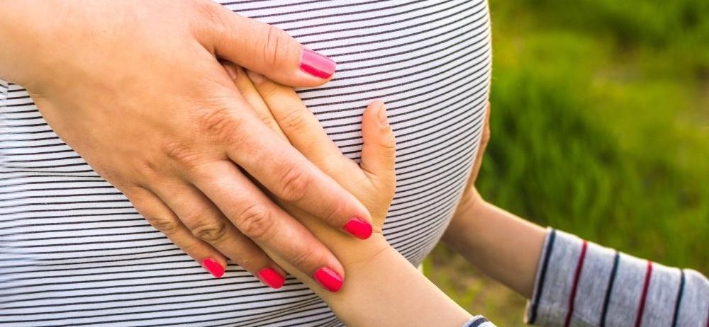 Первые шевеления плода при беременности: норма и патология