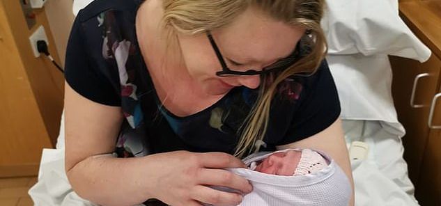 В Англии медсестра не знала, что беременна, и родила после 12-часовой смены