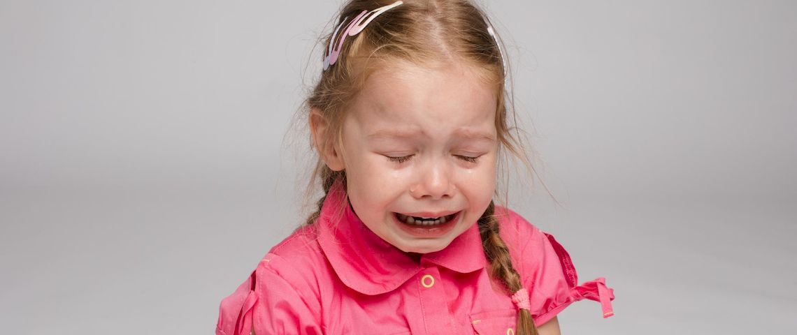Почему детский плач может довести взрослого до агрессии?