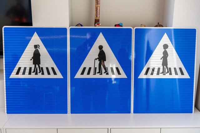 В Швейцарии пешеходные знаки поделили по половому признаку