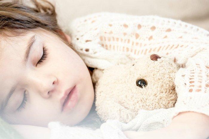 Учимся правильно укладывать ребенка спать