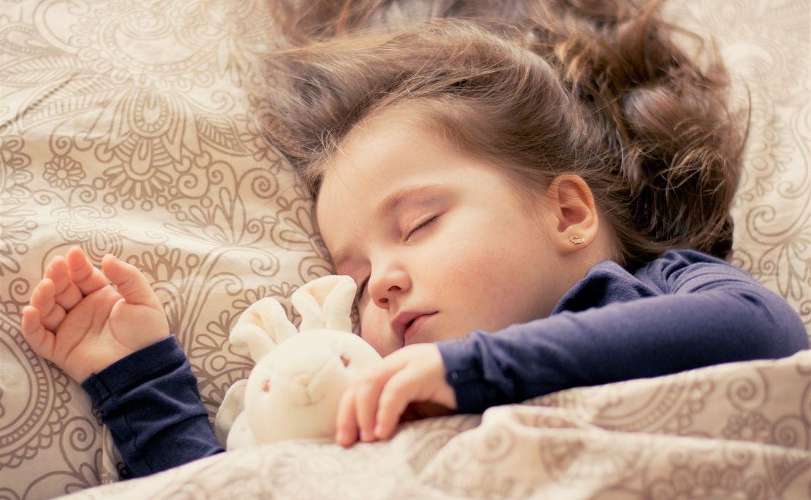 Как научить ребенка спать одному