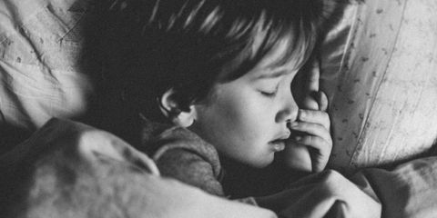 Психолог объяснила, почему ребенку вредно долго спать с родителями