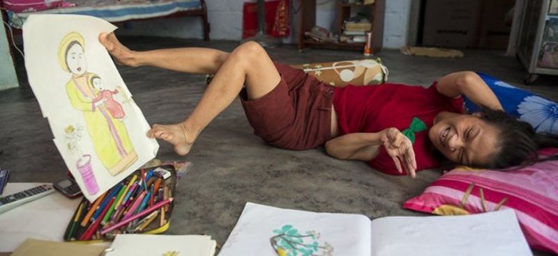 Девушка-инвалид из Вьетнама рисует свои мечты ногами