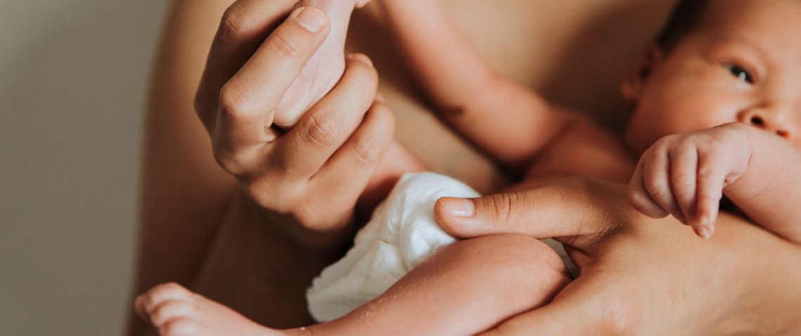 Как возраст матери влияет на массу тела новорожденного?