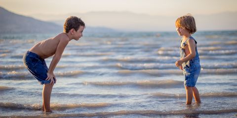 Что делать, если ребенок мерзнет в воде, но на берег его не выгнать?