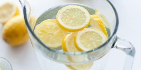 Диетолог: вода с лимоном противодействует старению
