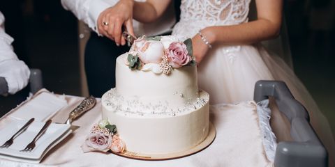 Женщина развелась через сутки после свадьбы из-за дурацкой шутки с тортом