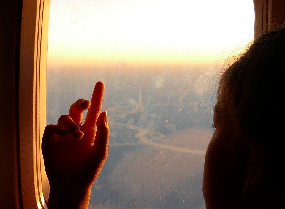 С ребенком в самолете: какие риски ожидают родителей?