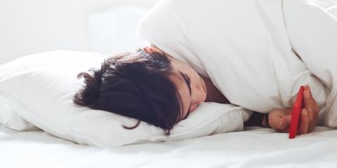 Ученые: спать со смартфоном в кровати опасно