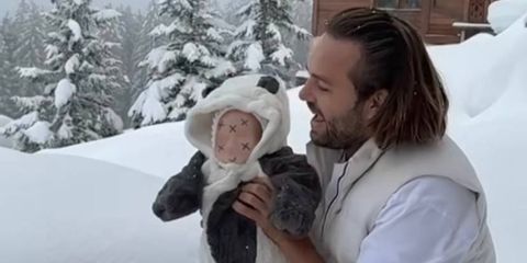 Блогер, бросивший младенца в снег, извинился за видео