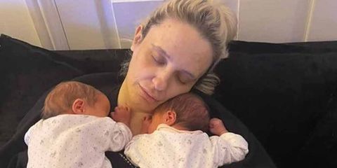 Женщина пережила 16 выкидышей и стала мамой близняшек