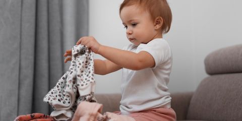 10 советов, как подобрать одежду в подарок малышу