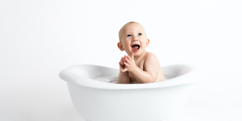 Как искупать месячного ребенка в ванной