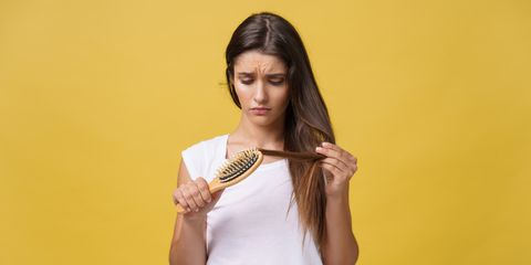 Почему после родов у женщин выпадают волосы?