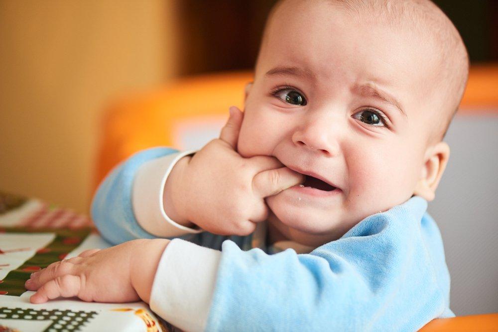 Что делать, если у ребёнка режутся зубы