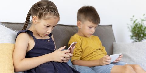 В каком возрасте покупать ребенку первый телефон?