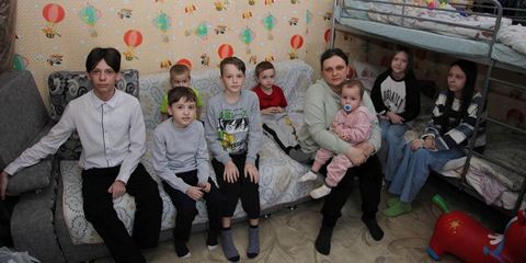 В Красноярском крае многодетная семья выживает на 13 метрах