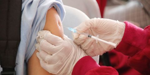 Минздрав: подростки хорошо переносят вакцину от COVID-19