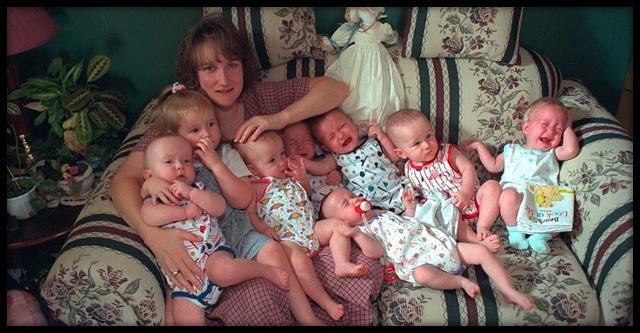 «В 1997 году она родила семерых детей — и ее сразу бросил муж». Как сложилась ее судьба?