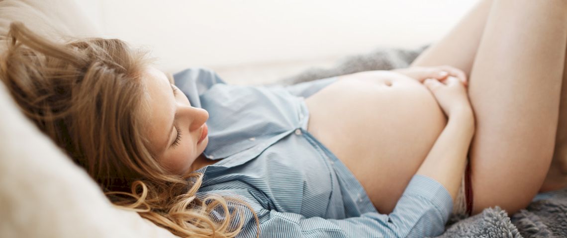Боль в копчике при беременности: почему возникает и как ее облегчить?