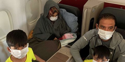 Гражданка Афганистана родила дочь во время эвакуационного рейса в Британию