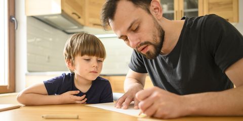 Для успешной учебы отец должен уделять сыну 10 минут в день