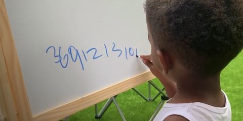 Двухлетний англичанин владеет четырьмя языками и постигает азы математики
