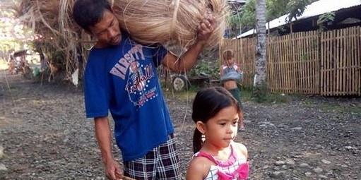 5-летняя девочка из Филиппин ходит со слепым отцом на работу, чтобы он не заблудился