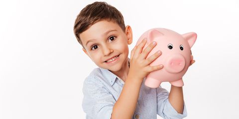 Стало известно, сколько денег родители дают детям на карманные расходы