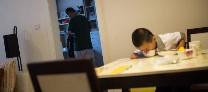 Китайский школьник ест по 5 раз в день, чтобы успеть растолстеть и спасти отца