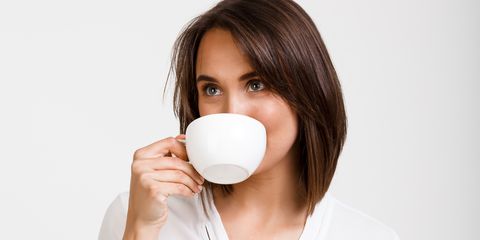 Чашка кофе, но не кофеин: что именно помогает взбодриться?