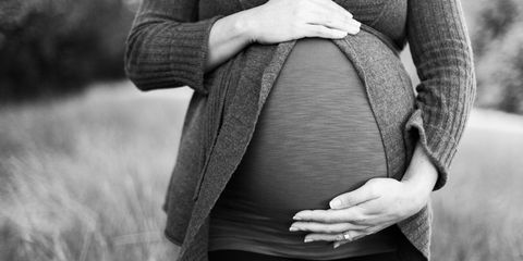 Сколько килограммов женщина набирает при беременности и когда они уходят?