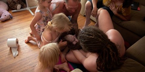 Роды в кругу семьи: канадка родила в прямом эфире в присутствии мужа и старших детей