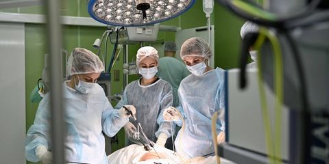Хирурги из Петербурга 6 часов оперировали мальчика из Дагестана