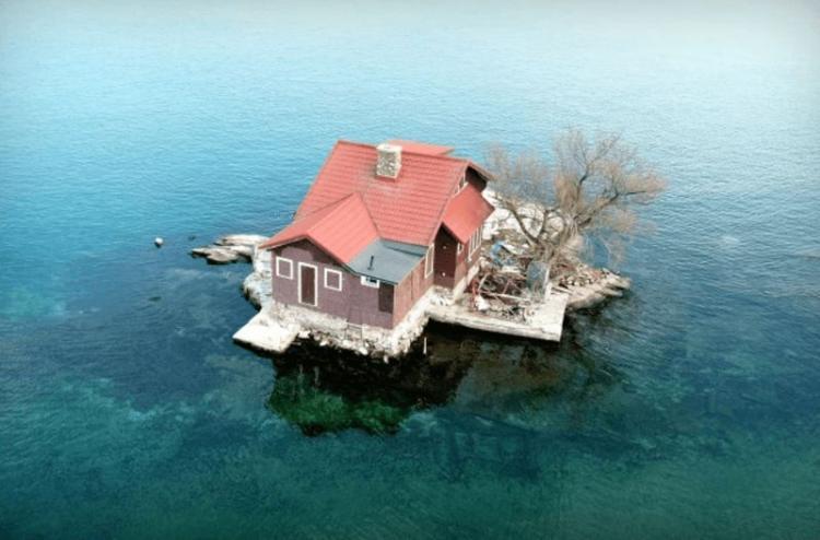 Семья мечтала об острове и построила дом на куске камня. Теперь они – в Книге рекордов Гиннесса