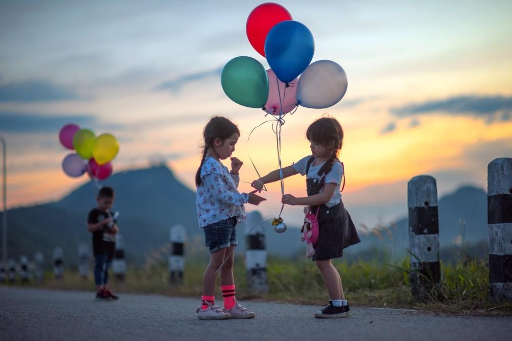 Конкурс между мальчиками и девочками. Мальчишки девочки на руках шары. Мальчик с воздушным шариком в руке. Дети за руку в шарики полет друзья.