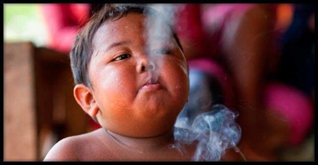 Что стало с индонезийским малышом, выкуривающим по две пачки сигарет в день?