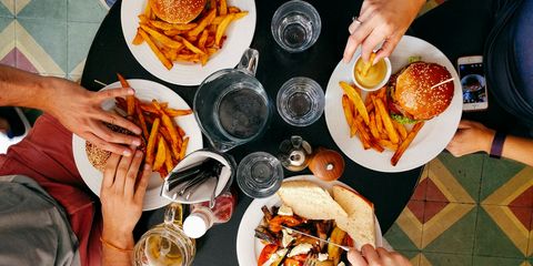 Поздний ужин повышает риск инсульта почти на треть