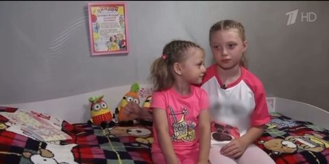 В семье девочки, которая показала жест о насилии в эфире Первого канала, нет нарушений