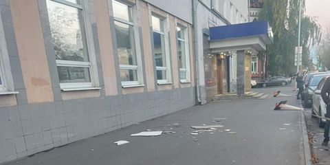 Фасадная плитка обрушилась на детей в Москве