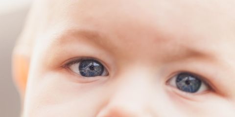 Свекровь запросила тест на отцовство из-за необычного цвета глаз внучки
