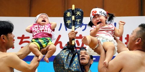 Почему японцы заставляют детей плакать?