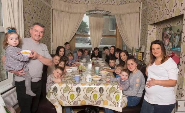 Британская семья с 20 детьми празднует годовщину свадьбы