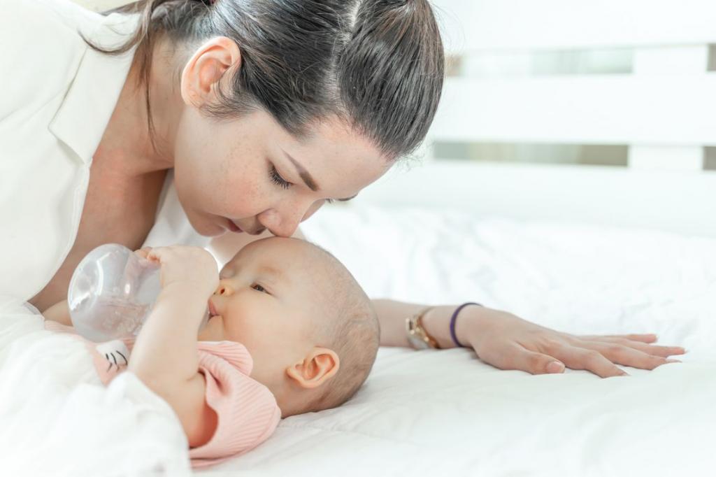 Sleeping drinking mom. Мама целует малыша. Нужно ли допаивать грудничка водой. Мама целует малыша пеленки. Малыш целует молоко.