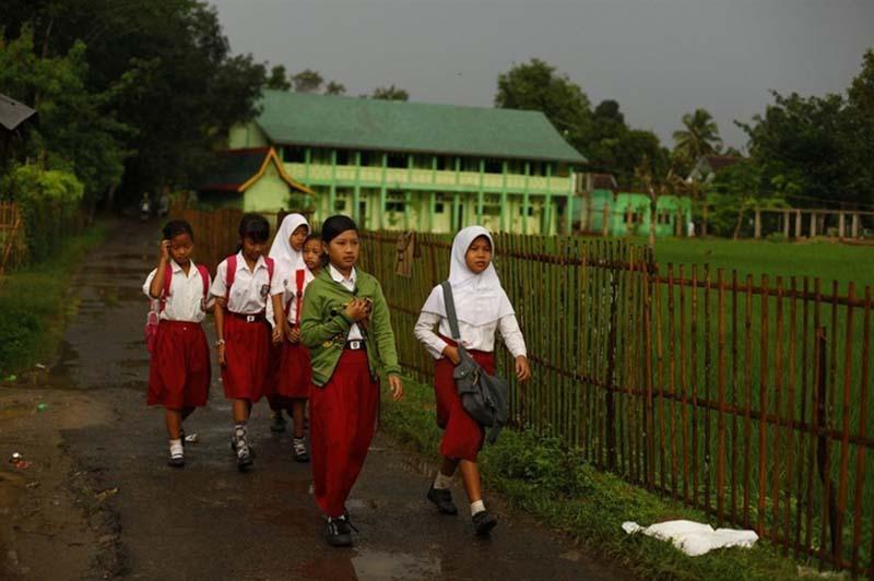 "Ученье – свет": удивительные факты о том, как дети в Азии добираются до школы