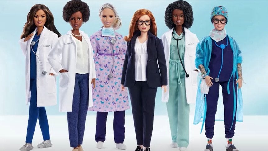 Куклы Barbie появились в образах женщин-врачей, работающих с COVID-19