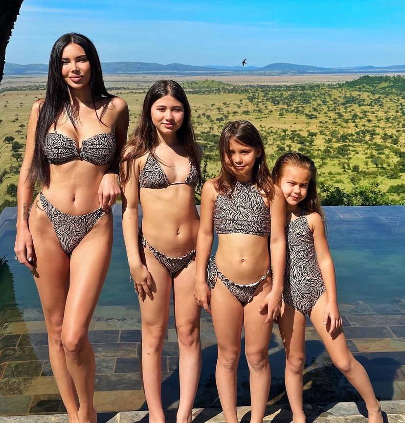 Оксана Самойлова опубликовала фото с тремя дочерями в одинаковых купальниках