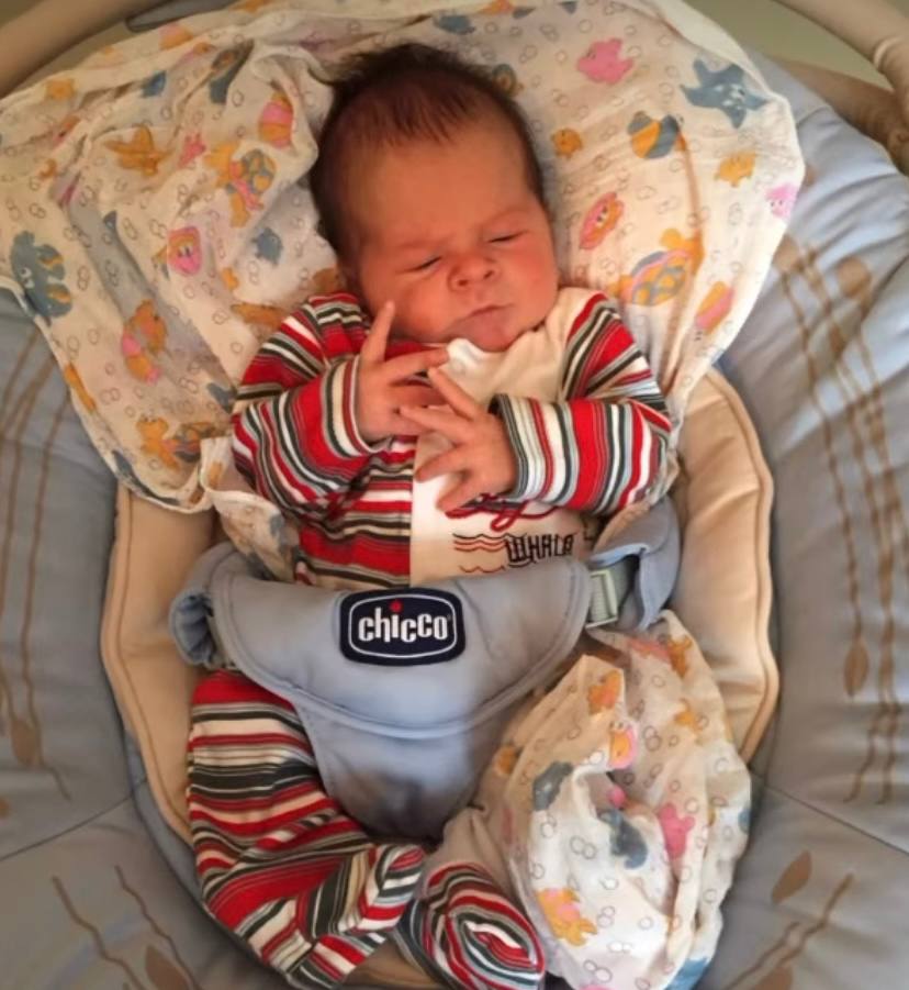 Сергей Лазарев опубликовал фото новорожденного сына