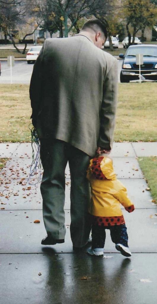 Отец с дочкой случайно воссоздали фото из 2002 года. С тех пор отец так и не поменял костюм